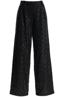  Rotate wide pants with sequins.