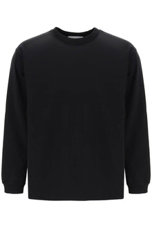  Closed long-sleeved t-shirt